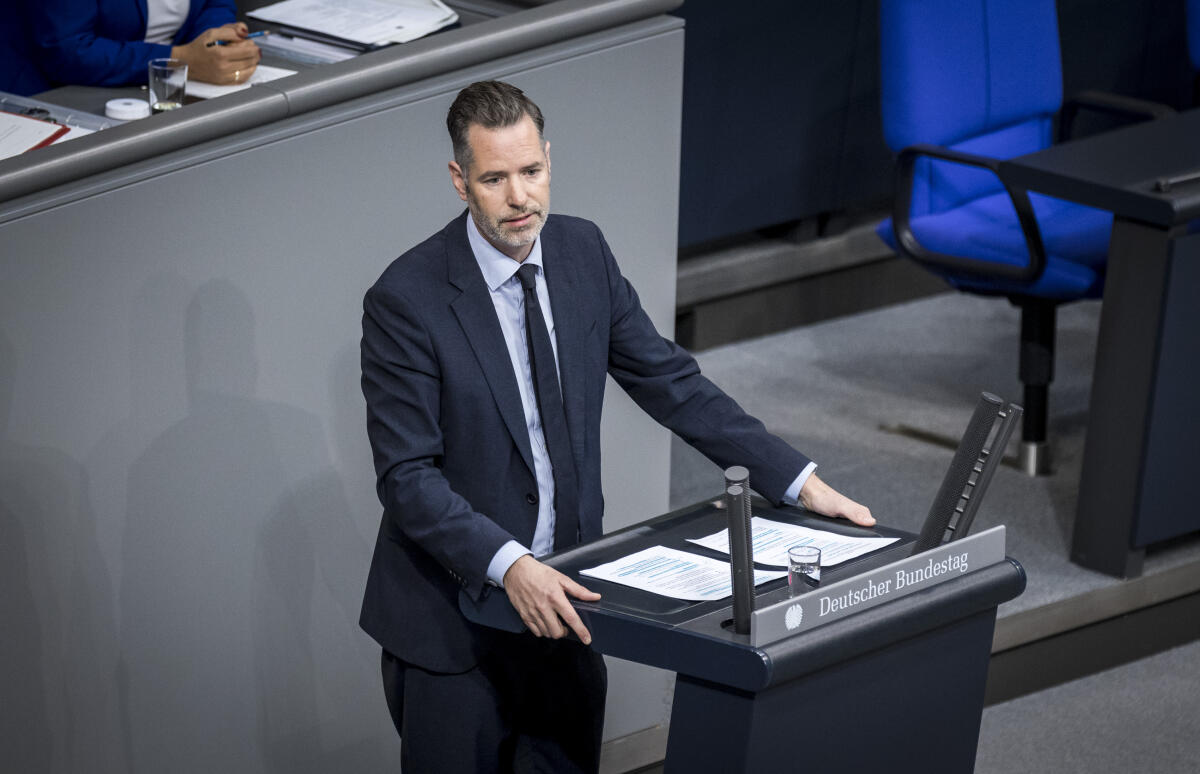 Christian Dürr, FDP, MdB, hält eine Rede zu TOP 7 "Regierungserklärung zum Europäischen Rat" im Plenum. Dürr, Christian Christian Dürr, FDP, MdB, hält eine Rede zu TOP 7 "Regierungserklärung zum Europäischen Rat" im Plenum.