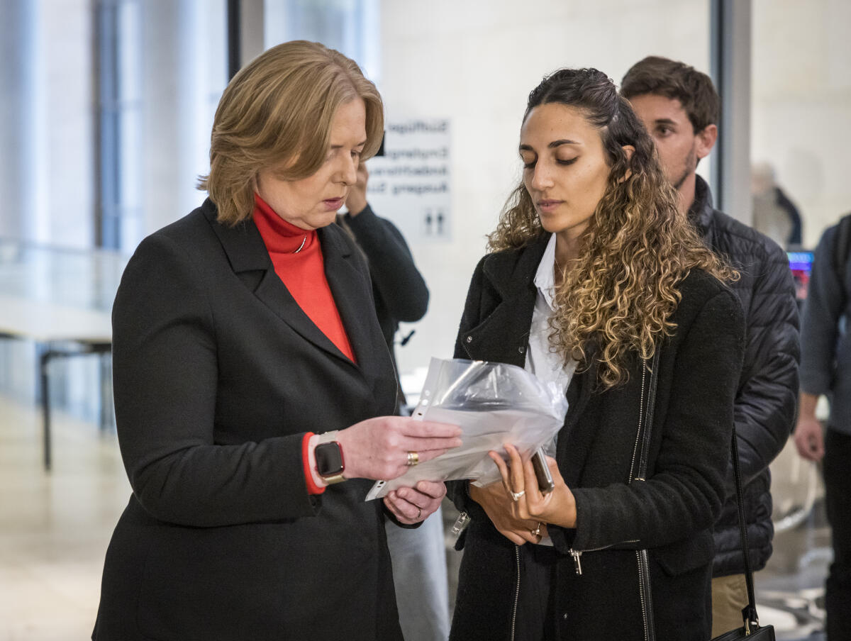 Bundestagspräsidentin Bärbel Bas (l), SPD, MdB, empfängt Angehörige von Hamas-Opfern zu einem Gespräch. Bas, Bärbel Bundestagspräsidentin Bärbel Bas (l), SPD, MdB, empfängt Angehörige von Hamas-Opfern zu einem Gespräch.