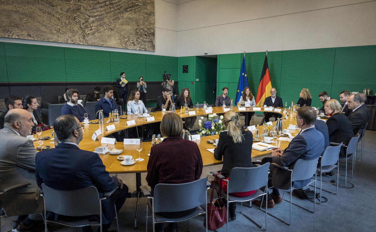 Bundestagspräsidentin Bärbel Bas, SPD, MdB, empfängt Angehörige von Hamas-Opfern zu einem Gespräch. Blick in den Raum. Bundestagspräsidentin Bärbel Bas, SPD, MdB, empfängt Angehörige von Hamas-Opfern zu einem Gespräch. Blick in den Raum.