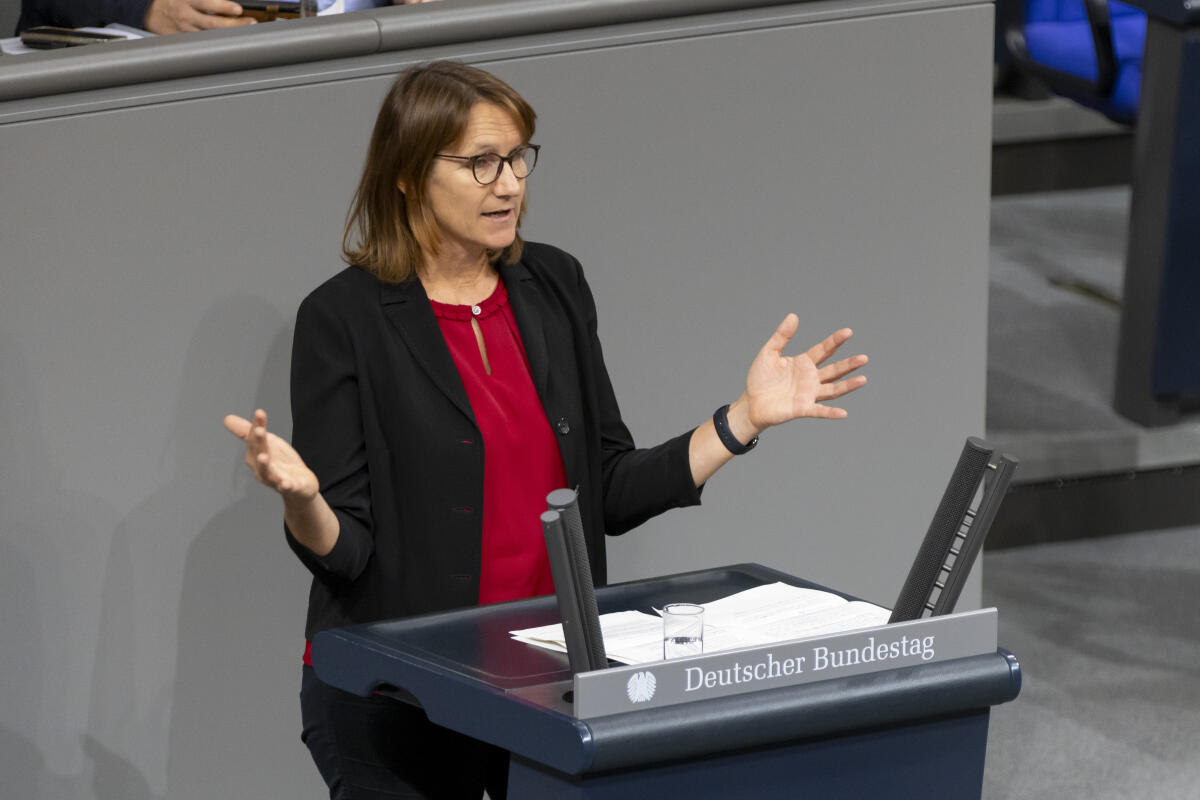 Dr. Franziska Kersten, SPD, MdB, hält eine Rede zu TOP 17 „Bundes-Klimaanpassungsgesetz“ im Plenum. Kersten, Franziska Dr. Franziska Kersten, SPD, MdB, hält eine Rede zu TOP 17 „Bundes-Klimaanpassungsgesetz“ im Plenum.