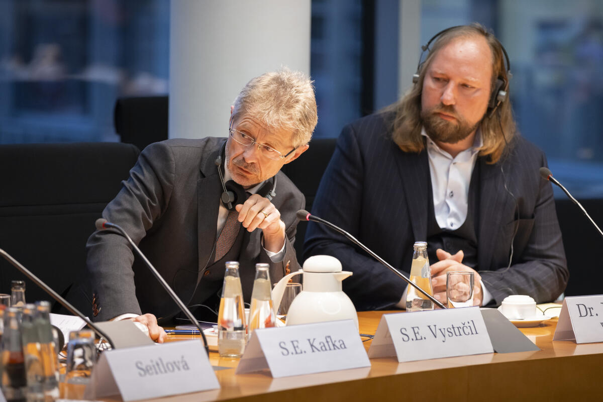 Tschechischer Senatspräsident, Miloš Vystrčil (l), zu Gast im Ausschuss für die Angelegenheiten der Europäischen Union unter Leitung des Vorsitzenden Dr. Anton Hofreiter (r), Bündnis 90/Die Grünen,MdB. Hofreiter, Anton Tschechischer Senatspräsident, Miloš Vystrčil (l), zu Gast im Ausschuss für die Angelegenheiten der Europäischen Union unter Leitung des Vorsitzenden Dr. Anton Hofreiter (r), Bündnis 90/Die Grünen,MdB.