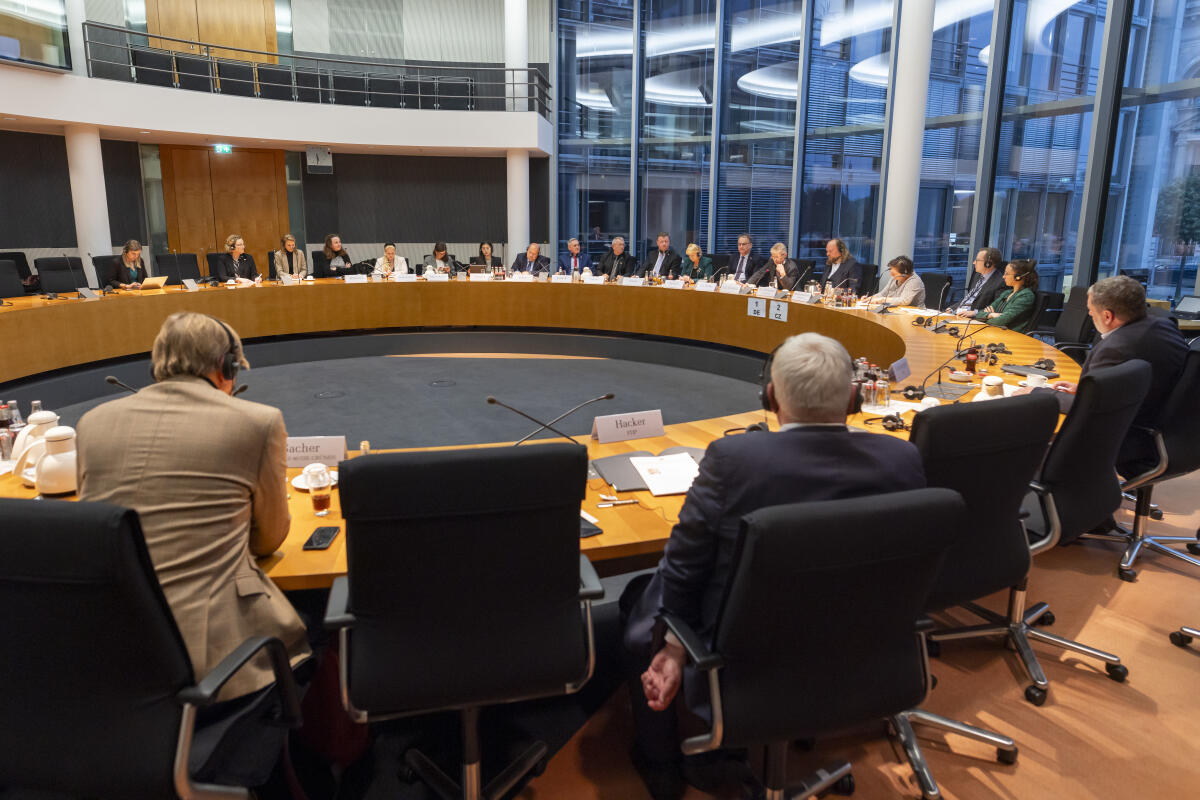 Tschechischer Senatspräsident, Miloš Vystrčil, zu Gast im Ausschuss für die Angelegenheiten der Europäischen Union. Blick in den Saal.; Tschechischer Senatspräsident, Miloš Vystrčil, zu Gast im Ausschuss für die Angelegenheiten der Europäischen Union. Blick in den Saal.;