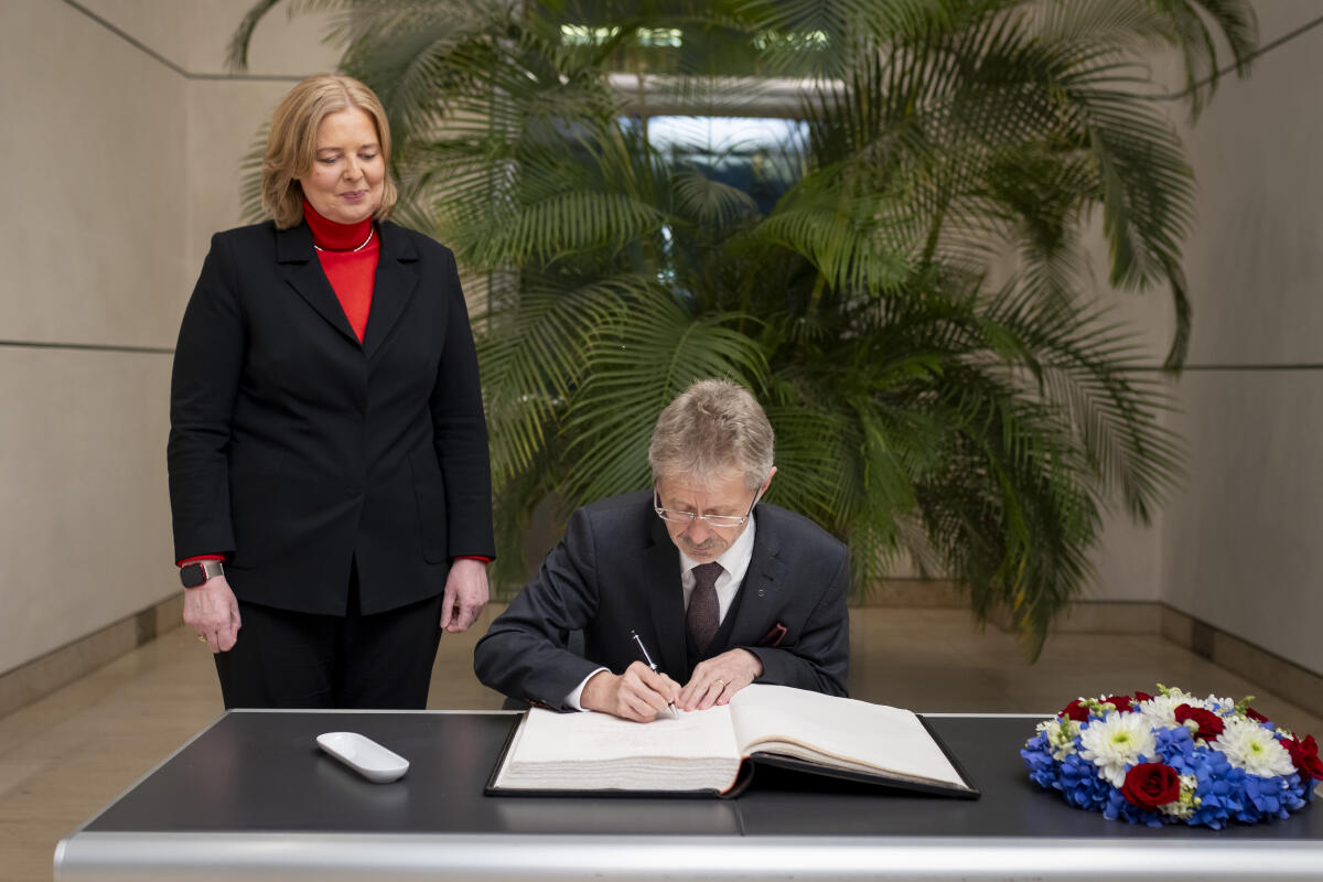 Bundestagspräsidentin Bärbel Bas (l), SPD, MdB, empfängt den Senatspräsidenten der Tschechischen Republik, Miloš Vystrčil (r), zu einem Gespräch. Hier beim Eintrag ins Gästebuch des Deutschen Bundestages. Bas, Bärbel Bundestagspräsidentin Bärbel Bas (l), SPD, MdB, empfängt den Senatspräsidenten der Tschechischen Republik, Miloš Vystrčil (r), zu einem Gespräch. Hier beim Eintrag ins Gästebuch des Deutschen Bundestages.