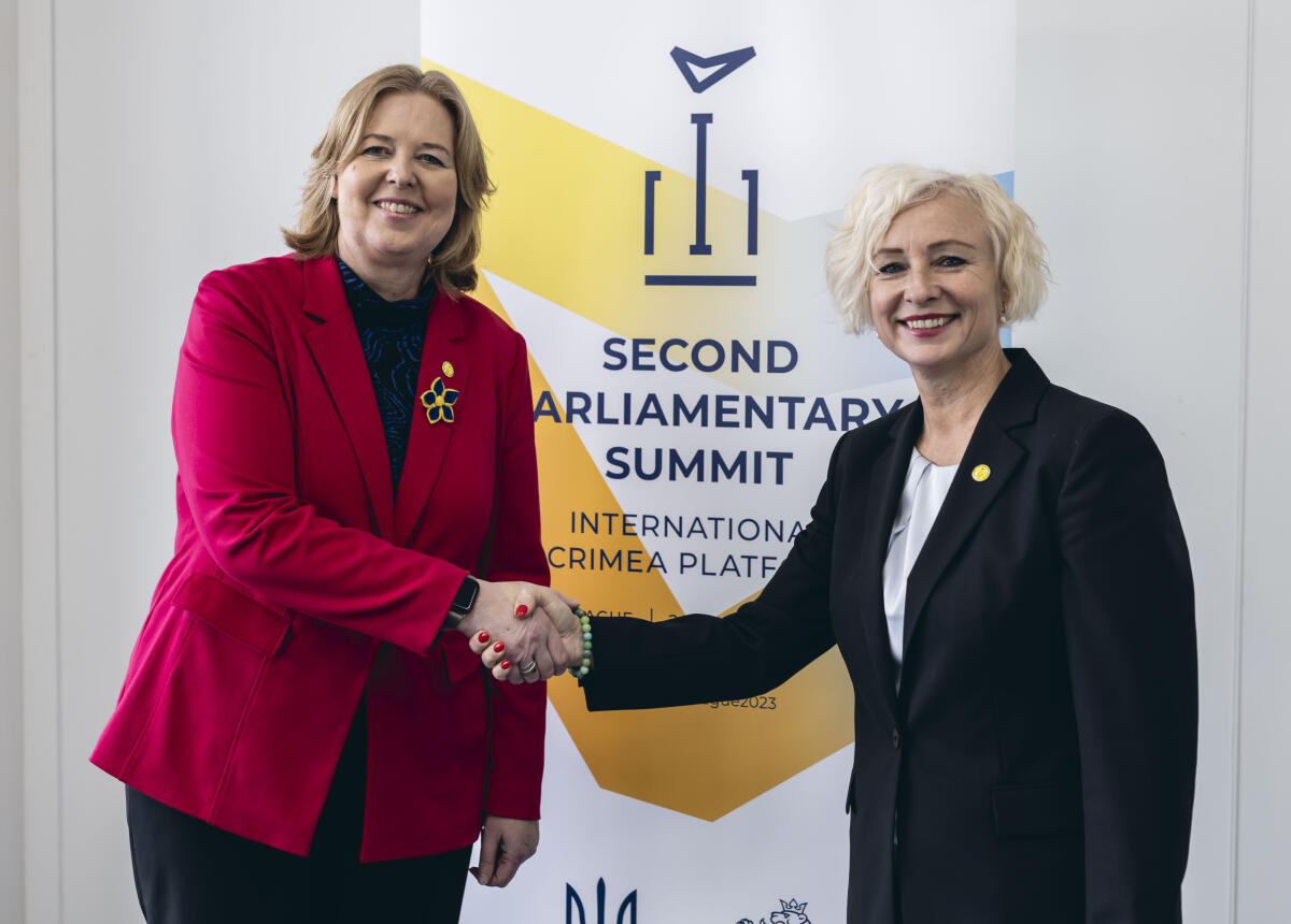 Bundestagspräsidentin Bärbel Bas (l), SPD, MdB, und die Präsident der lettischen Saeima, Daiga Mierina (r), im Rahmen des Zweiten Parlamentarischen Gipfels der internationalen Krim-Plattform in Prag. Bas, Bärbel Bundestagspräsidentin Bärbel Bas (l), SPD, MdB, und die Präsident der lettischen Saeima, Daiga Mierina (r), im Rahmen des Zweiten Parlamentarischen Gipfels der internationalen Krim-Plattform in Prag.