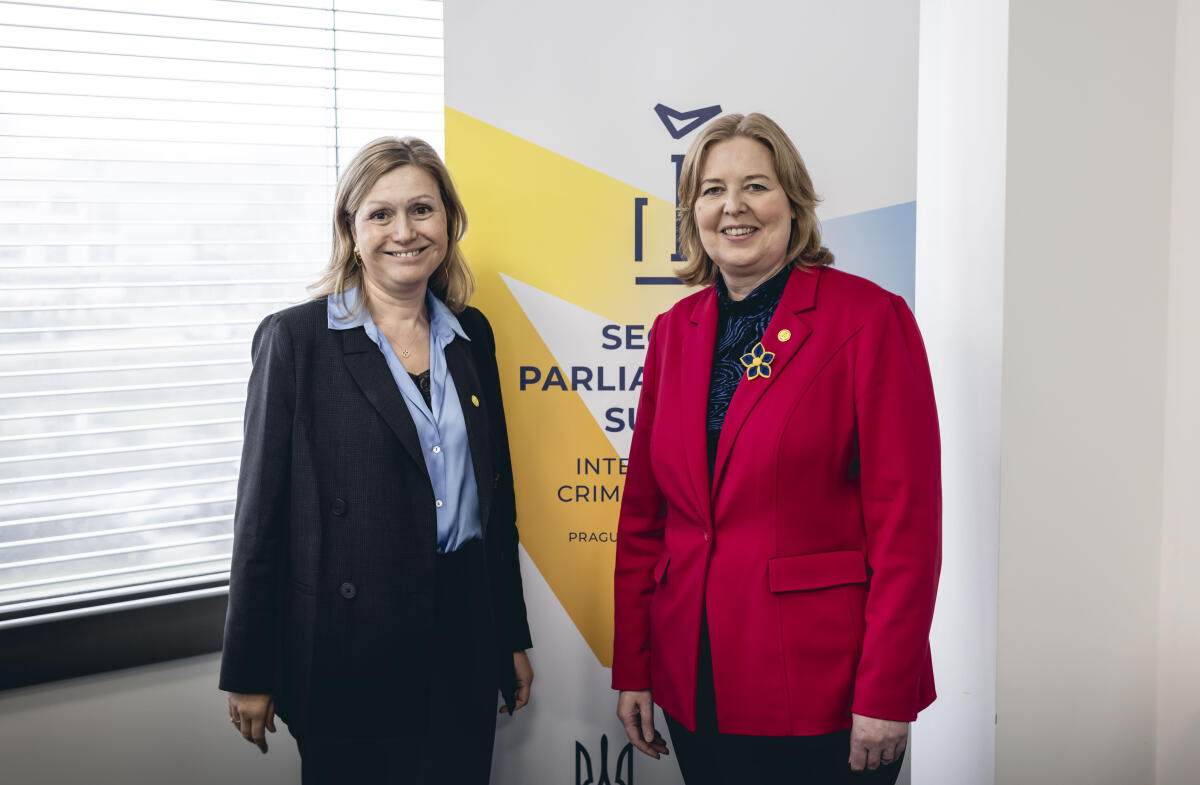 Bundestagspräsidentin Bärbel Bas (r), SPD, MdB, und die Präsidentin der französischen Assemblée nationale, Yaël Braun-Pivet (l), im Rahmen des Zweiten Parlamentarischen Gipfels der internationalen Krim-Plattform in Prag. Bas, Bärbel Bundestagspräsidentin Bärbel Bas (r), SPD, MdB, und die Präsidentin der französischen Assemblée nationale, Yaël Braun-Pivet (l), im Rahmen des Zweiten Parlamentarischen Gipfels der internationalen Krim-Plattform in Prag.