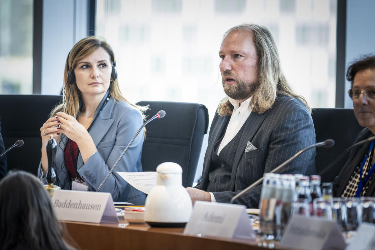 Hofreiter, Anton Gemeinsame Sitzung im Rahmen der Parlamentarischen Begleitveranstaltung des Ausschusses für die Angelegenheiten der Europäischen Union zum Berliner Prozess mit Abgeordneten aus den Westbalkanstaaten.; Hier: Jorida Tabaku (l), Vorsitzender Dr. Anton Hofreiter, Bündnis 90/Die Grünen, MdB (m)