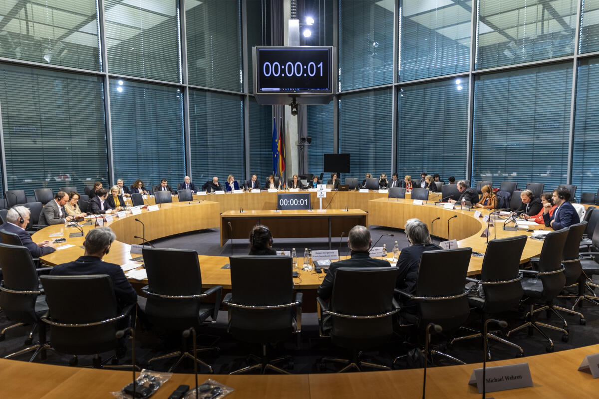 Mitglieder des Ausschusses für Kultur des georgischen Parlaments zu Gast im Ausschuss für Kultur und Medien des Deutschen Bundestages. Blick in den Saal. Mitglieder des Ausschusses für Kultur des georgischen Parlaments zu Gast im Ausschuss für Kultur und Medien des Deutschen Bundestages. Blick in den Saal.