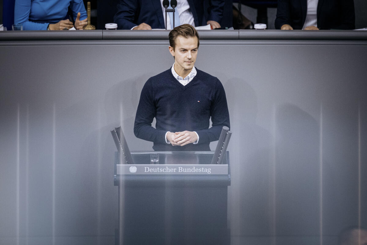 Matthias David Mieves, SPD, MdB, hält eine Rede zu TOP 9 „Digitalisierung im Gesundheitswesen“ im Plenum. Mieves, Matthias Matthias David Mieves, SPD, MdB, hält eine Rede zu TOP 9 „Digitalisierung im Gesundheitswesen“ im Plenum.