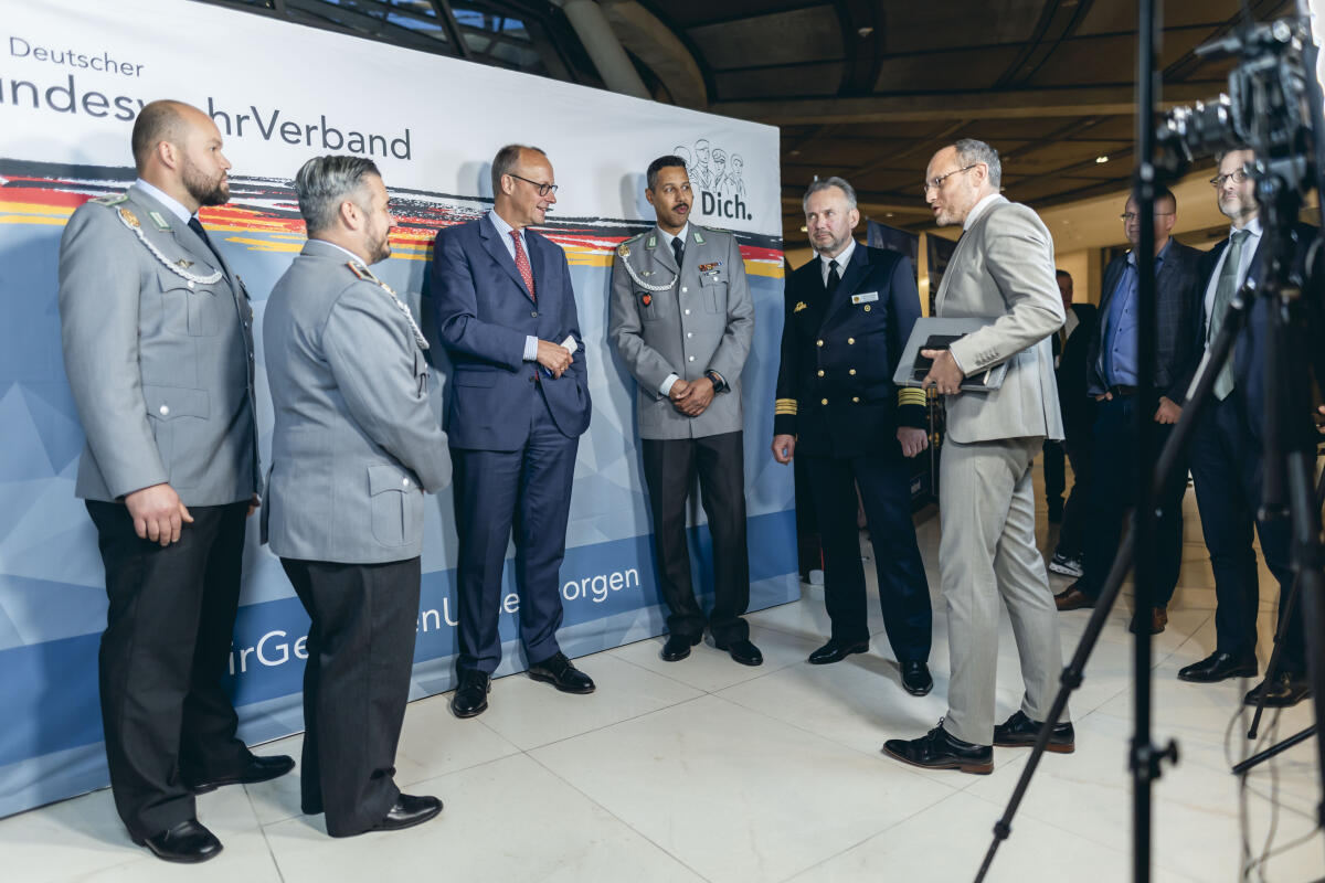 Der Vorsitzende der CDU/CSU-Bundestagsfraktion, Friedrich Merz, CDU, MdB, im Rahmen der Aktion "Gelbe Bänder der Verbundenheit" des Deutschen Bundeswehr Verbandes und seinem Bildungswerk. Merz, Friedrich Der Vorsitzende der CDU/CSU-Bundestagsfraktion, Friedrich Merz, CDU, MdB, im Rahmen der Aktion "Gelbe Bänder der Verbundenheit" des Deutschen Bundeswehr Verbandes und seinem Bildungswerk.