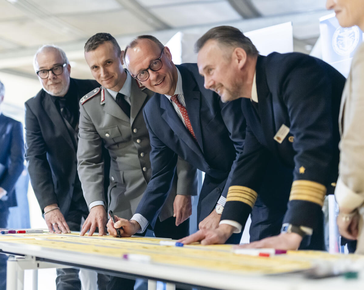 Der Vorsitzende der CDU/CSU-Bundestagsfraktion, Friedrich Merz, CDU, MdB, im Rahmen der Aktion "Gelbe Bänder der Verbundenheit" des Deutschen Bundeswehr Verbandes und seinem Bildungswerk. Merz, Friedrich Der Vorsitzende der CDU/CSU-Bundestagsfraktion, Friedrich Merz, CDU, MdB, im Rahmen der Aktion "Gelbe Bänder der Verbundenheit" des Deutschen Bundeswehr Verbandes und seinem Bildungswerk.