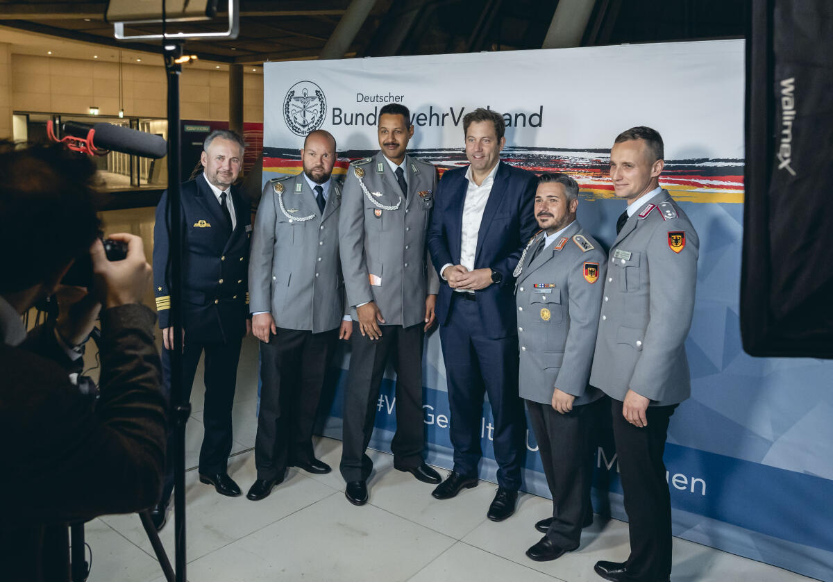 Der Bundesvorsitzende der SPD, Lars Klingbeil, SPD, MdB, im Rahmen der Aktion "Gelbe Bänder der Verbundenheit" des Deutschen Bundeswehr Verbandes und seinem Bildungswerk. Klingbeil, Lars Der Bundesvorsitzende der SPD, Lars Klingbeil, SPD, MdB, im Rahmen der Aktion "Gelbe Bänder der Verbundenheit" des Deutschen Bundeswehr Verbandes und seinem Bildungswerk.