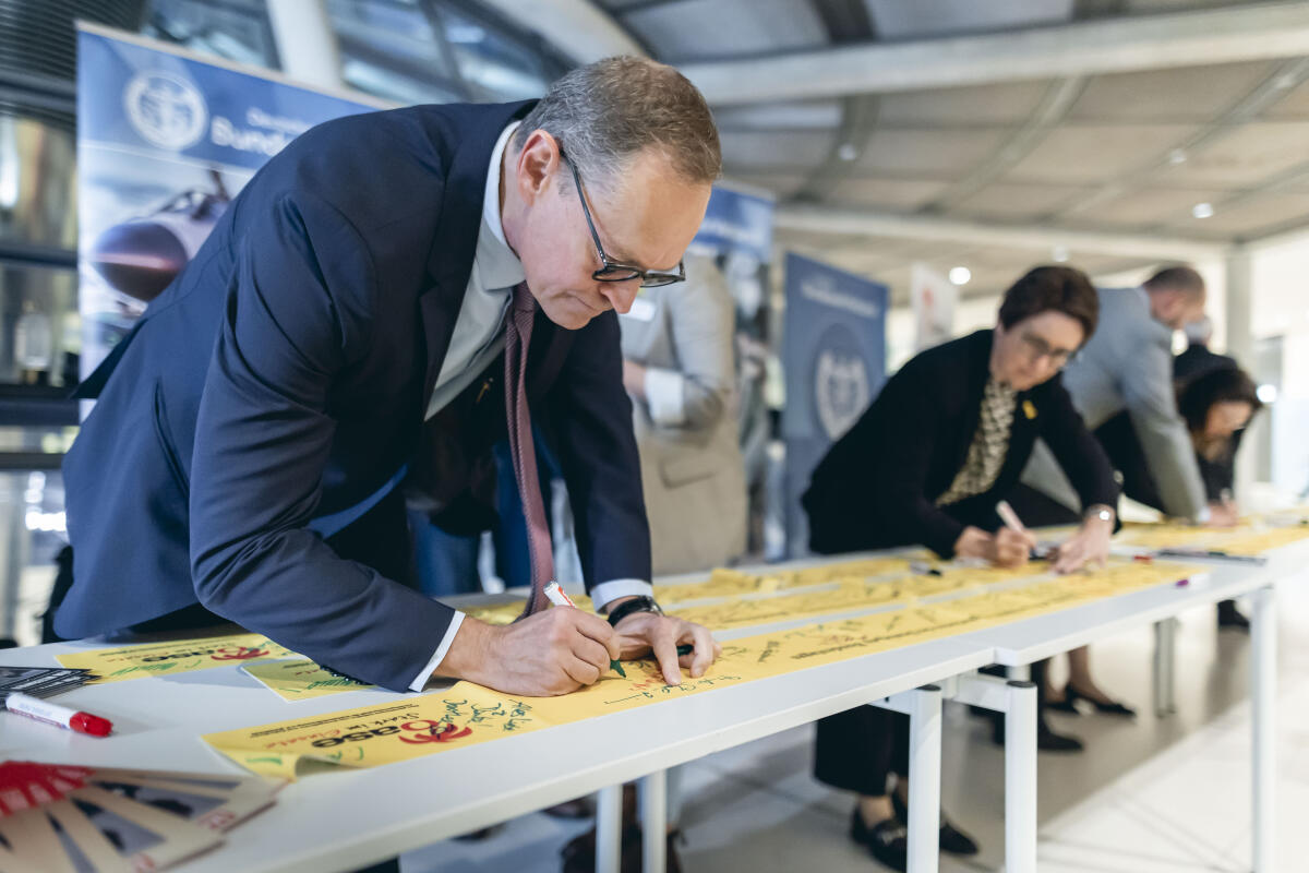 Michael Müller, SPD, MdB, im Rahmen der Aktion "Gelbe Bänder der Verbundenheit" des Deutschen Bundeswehr Verbandes und seinem Bildungswerk. Müller, Michael Michael Müller, SPD, MdB, im Rahmen der Aktion "Gelbe Bänder der Verbundenheit" des Deutschen Bundeswehr Verbandes und seinem Bildungswerk.
