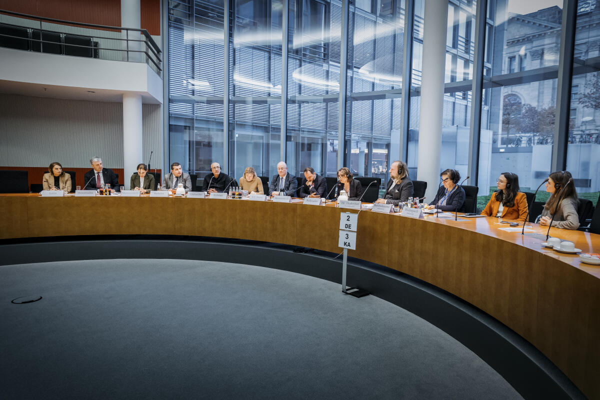 Eine Delegation aus Georgien mit der Vorsitzenden des georgischen Kulturausschusses, Eliso Bolkvadze (5vr), zu Gast im Ausschuss für die Angelegenheiten der Europäischen Union. Blick in den Saal.; Eine Delegation aus Georgien mit der Vorsitzenden des georgischen Kulturausschusses, Eliso Bolkvadze (5vr), zu Gast im Ausschuss für die Angelegenheiten der Europäischen Union. Blick in den Saal.;