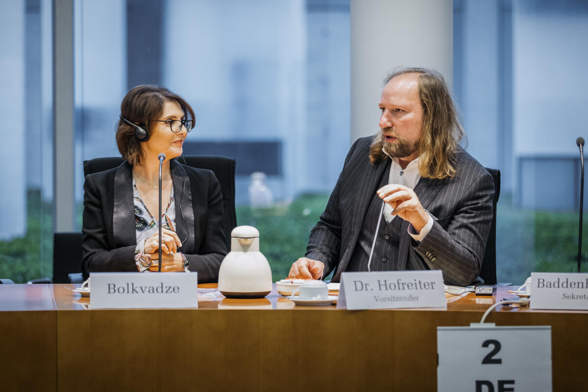 Eine Delegation aus Georgien mit der Vorsitzenden des georgischen Kulturausschusses, Eliso Bolkvadze (l), zu Gast im Ausschuss für die Angelegenheiten der Europäischen Union unter Leitung des Vorsitzenden Dr. Anton Hofreiter (r), Bündnis 90/Die Grünen, MdB. Hofreiter, Anton Eine Delegation aus Georgien mit der Vorsitzenden des georgischen Kulturausschusses, Eliso Bolkvadze (l), zu Gast im Ausschuss für die Angelegenheiten der Europäischen Union unter Leitung des Vorsitzenden Dr. Anton Hofreiter (r), Bündnis 90/Die Grünen, MdB.