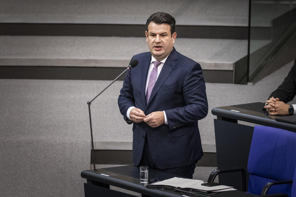 Hubertus Heil (SPD), Bundesminister für Arbeit und Soziales, bei der Regierungsbefragung im Plenum des Deutschen Bundestags in Berlin, 08.11.2023. Heil, Hubertus Hubertus Heil (SPD), Bundesminister für Arbeit und Soziales, bei der Regierungsbefragung im Plenum des Deutschen Bundestags in Berlin, 08.11.2023.