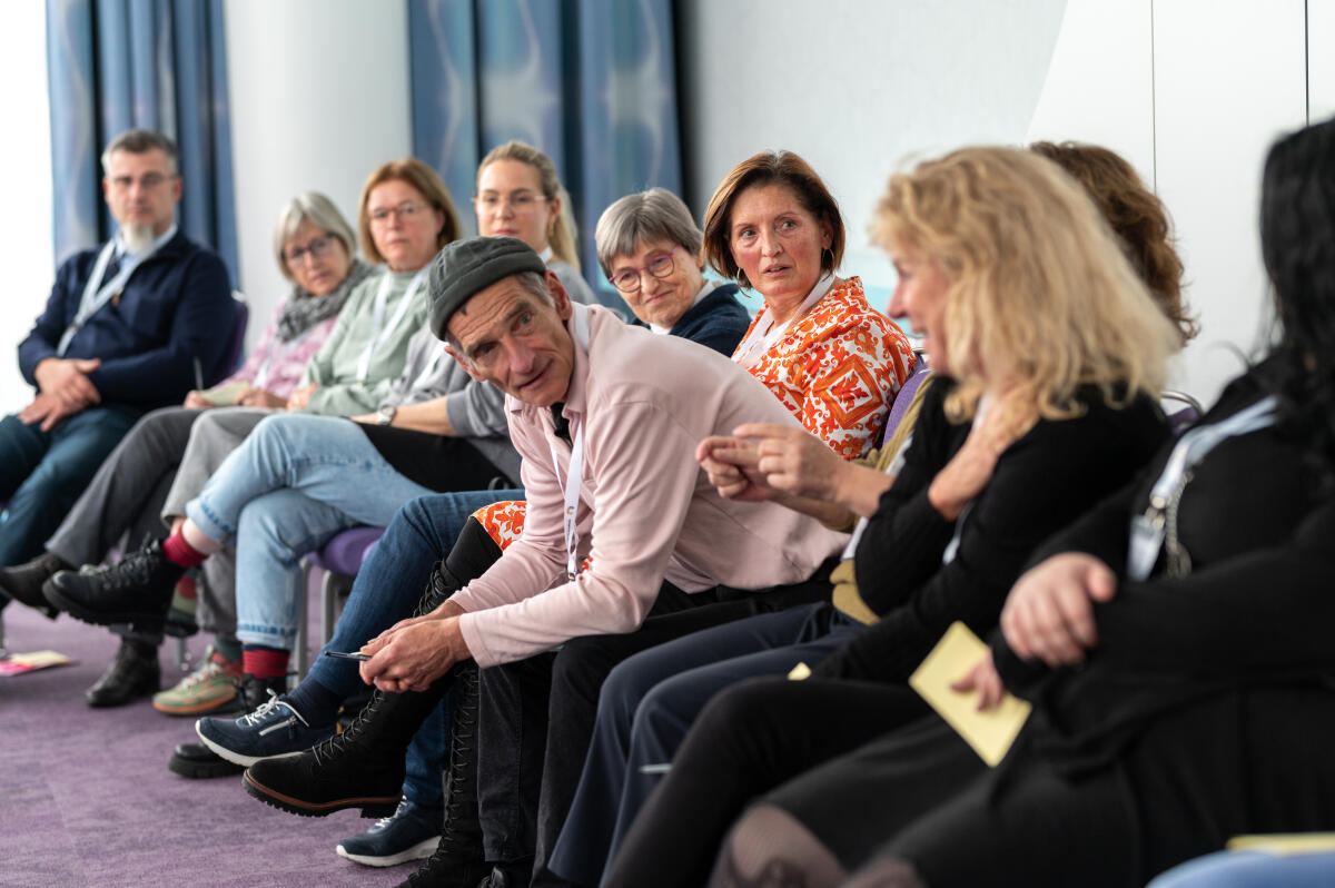 Teilnehmende des Bürgerrats „Ernährung im Wandel“ sitzen in einem Kreis und diskutieren mit Abgeordneten des Bundestags. Teilnehmende des Bürgerrats „Ernährung im Wandel“ sitzen in einem Kreis und diskutieren mit Abgeordneten des Bundestags.