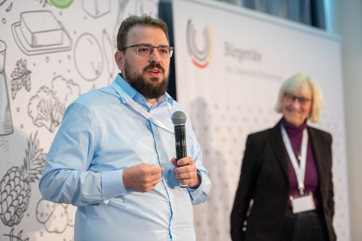 Martin Gassner-Herz, MdB, FDP, spricht auf der Bühne beim Bürgerrat „Ernährung im Wandel“. Gassner-Herz, Martin Martin Gassner-Herz, MdB, FDP, spricht auf der Bühne beim Bürgerrat „Ernährung im Wandel“.