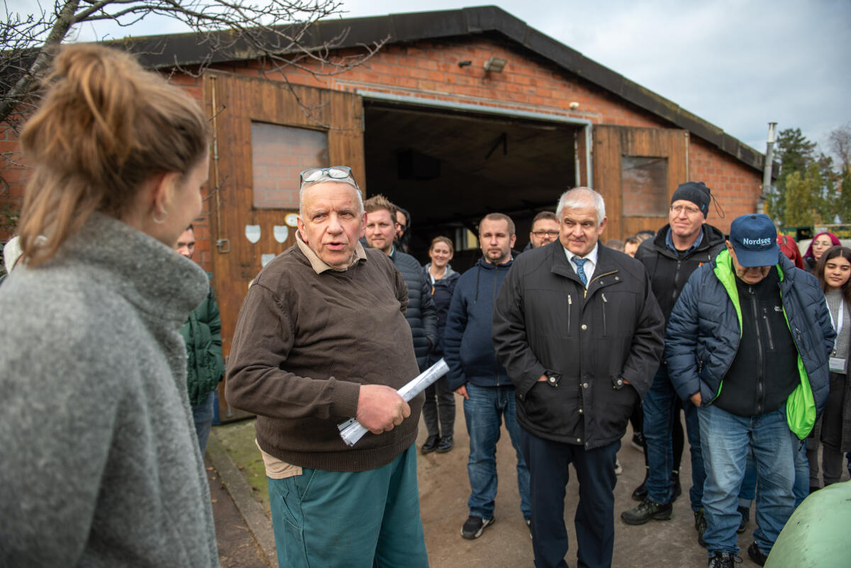 Hermann Färber, MdB, CDU/CSU, ist mit einer Gruppe mit Teilnehmenden des Bürgerrates zu Besuch auf dem Milchhof Mendler und hört einen Vortrag von Betreiber Joachim Mendler. Färber, Hermann Hermann Färber, MdB, CDU/CSU, ist mit einer Gruppe mit Teilnehmenden des Bürgerrates zu Besuch auf dem Milchhof Mendler und hört einen Vortrag von Betreiber Joachim Mendler.