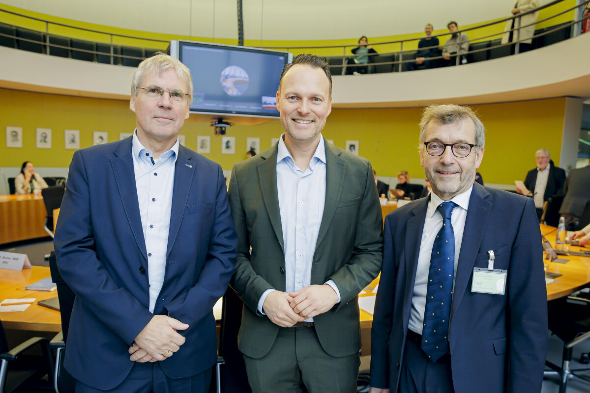 Präsident der Fraunhofer-Gesellschaft, Prof. Dr.-Ing. Holger Hanselka (l), und Präsident der Hochschulrektorenkonferenz, Prof. Dr. Walter Rosenthal (r), zu Gast im Ausschuss für Bildung, Forschung und Technikfolgenabschätzung unter Leitung des Vorsitzenden Kai Gehring (m), Bündnis 90/Die Grünen, MdB. Gehring, Kai Präsident der Fraunhofer-Gesellschaft, Prof. Dr.-Ing. Holger Hanselka (l), und Präsident der Hochschulrektorenkonferenz, Prof. Dr. Walter Rosenthal (r), zu Gast im Ausschuss für Bildung, Forschung und Technikfolgenabschätzung unter Leitung des Vorsitzenden Kai Gehring (m), Bündnis 90/Die Grünen, MdB.