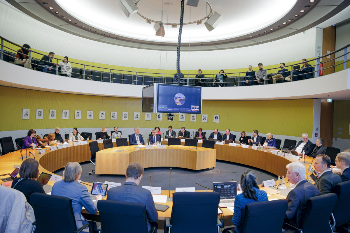 Präsident der Fraunhofer-Gesellschaft, Prof. Dr.-Ing. Holger Hanselka, und Präsident der Hochschulrektorenkonferenz, Prof. Dr. Walter Rosenthal, zu Gast im Ausschuss für Bildung, Forschung und Technikfolgenabschätzung unter Leitung des Vorsitzenden Kai Gehring, Bündnis 90/Die Grünen, MdB.; Hier: Saalübersicht