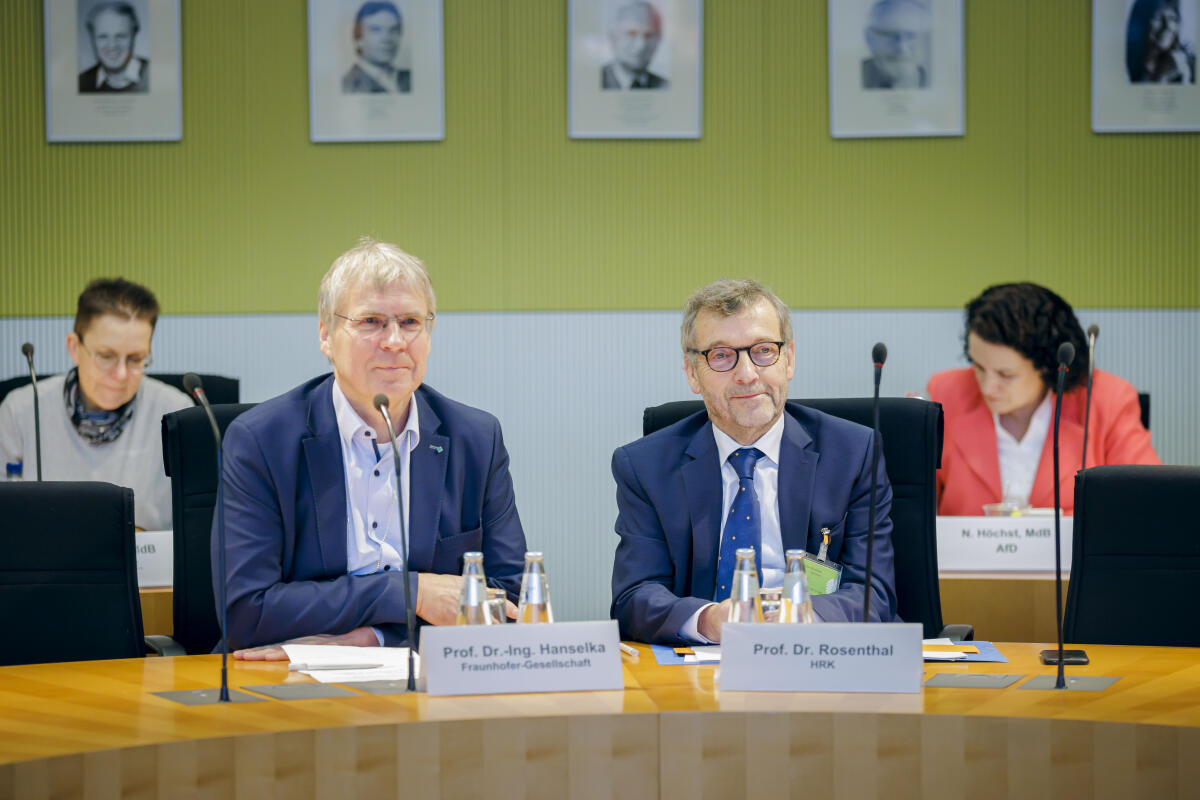Präsident der Fraunhofer-Gesellschaft, Prof. Dr.-Ing. Holger Hanselka (l), und Präsident der Hochschulrektorenkonferenz, Prof. Dr. Walter Rosenthal (r), zu Gast im Ausschuss für Bildung, Forschung und Technikfolgenabschätzung unter Leitung des Vorsitzenden Kai Gehring, Bündnis 90/Die Grünen, MdB. Präsident der Fraunhofer-Gesellschaft, Prof. Dr.-Ing. Holger Hanselka (l), und Präsident der Hochschulrektorenkonferenz, Prof. Dr. Walter Rosenthal (r), zu Gast im Ausschuss für Bildung, Forschung und Technikfolgenabschätzung unter Leitung des Vorsitzenden Kai Gehring, Bündnis 90/Die Grünen, MdB.