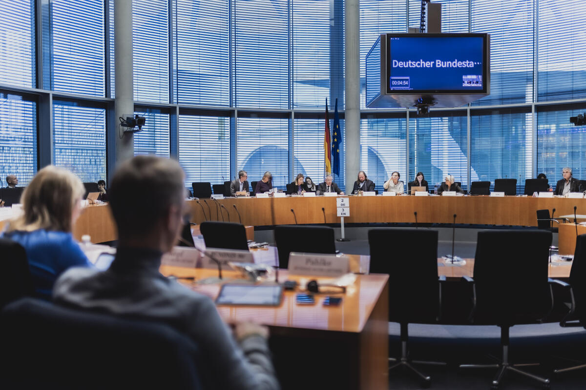 Mitglied des Europäischen Rechnungshofes, Klaus-Heiner Lehne, zu Gast im Ausschuss für die Angelegenheiten der Europäischen Union. Blick in den Saal. Mitglied des Europäischen Rechnungshofes, Klaus-Heiner Lehne, zu Gast im Ausschuss für die Angelegenheiten der Europäischen Union. Blick in den Saal.