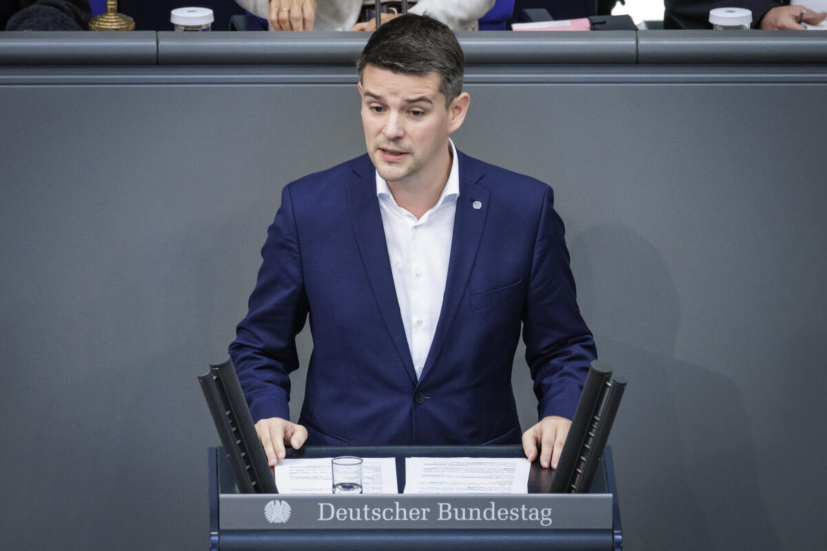 Dr. Marcus Faber, FDP, MdB, hält Rede zu TOP 8 "Förderung des Wiederaufbaus der Ukraine" im Plenum. Faber, Marcus Dr. Marcus Faber, FDP, MdB, hält Rede zu TOP 8 "Förderung des Wiederaufbaus der Ukraine" im Plenum.