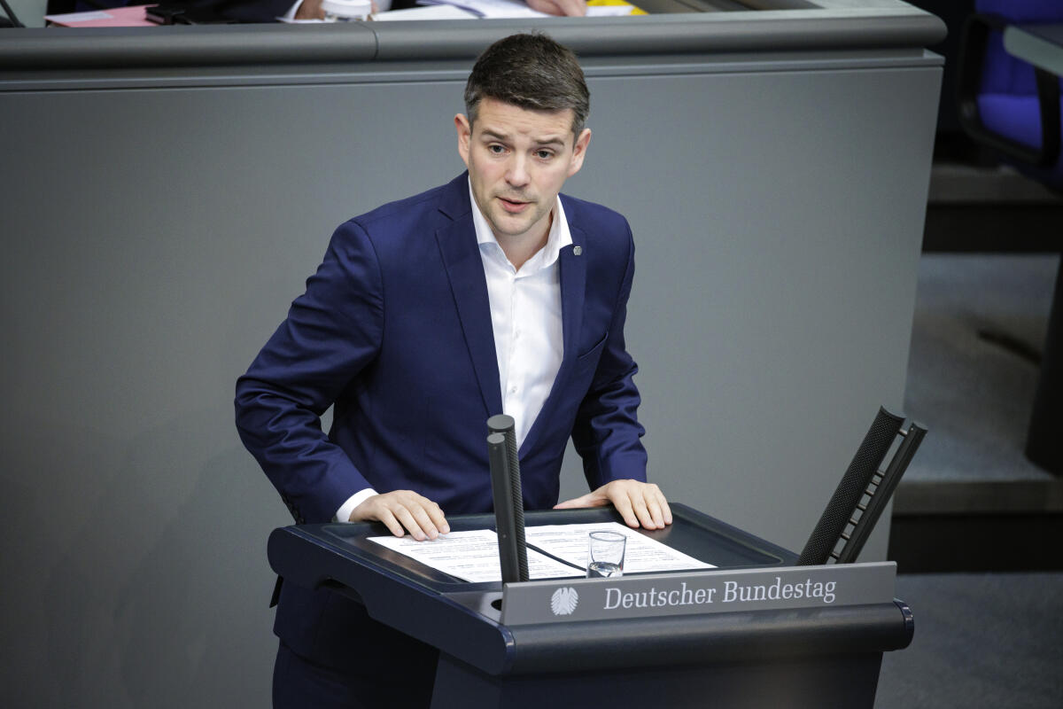 Dr. Marcus Faber, FDP, MdB, hält Rede zu TOP 8 "Förderung des Wiederaufbaus der Ukraine" im Plenum. Faber, Marcus Dr. Marcus Faber, FDP, MdB, hält Rede zu TOP 8 "Förderung des Wiederaufbaus der Ukraine" im Plenum.