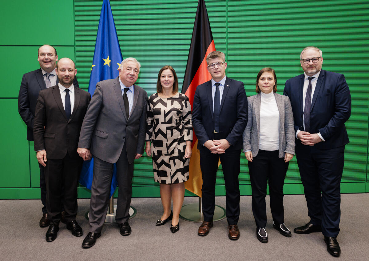 Bundestagsvizepräsidentin Yvonne Magwas (m), CDU/CSU, MdB, empfängt den Senatspräsidenten der Französischen Republik Gérard Larcher (3vr) zu einem Gespräch. Magwas, Yvonne Bundestagsvizepräsidentin Yvonne Magwas (m), CDU/CSU, MdB, empfängt den Senatspräsidenten der Französischen Republik Gérard Larcher (3vr) zu einem Gespräch.