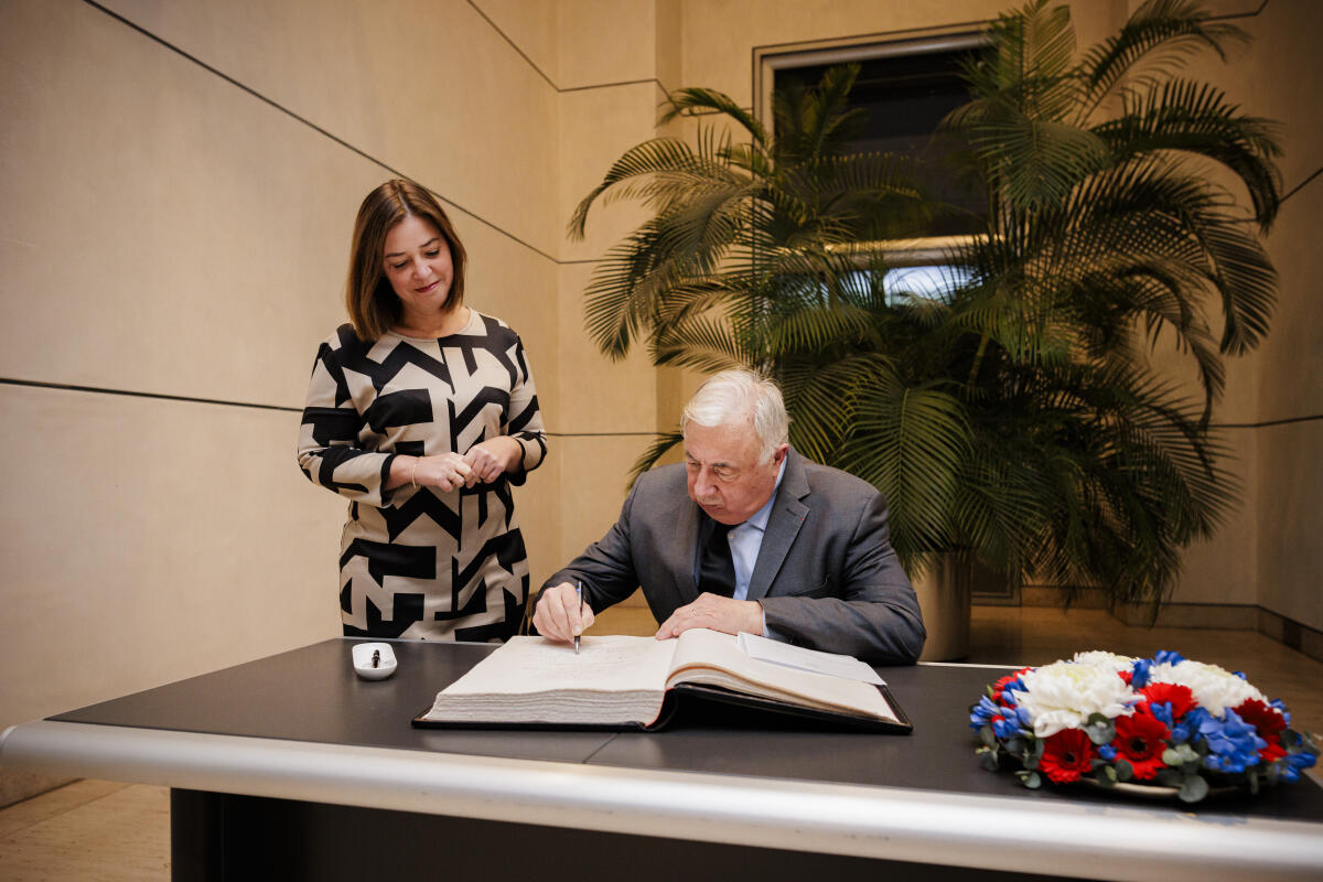 Bundestagsvizepräsidentin Yvonne Magwas (l), CDU/CSU, MdB, empfängt den Senatspräsidenten der Französischen Republik Gérard Larcher (r) zu einem Gespräch. Hier beim Eintrag ins Gästebuch des Deutschen Bundestages Magwas, Yvonne Bundestagsvizepräsidentin Yvonne Magwas (l), CDU/CSU, MdB, empfängt den Senatspräsidenten der Französischen Republik Gérard Larcher (r) zu einem Gespräch. Hier beim Eintrag ins Gästebuch des Deutschen Bundestages