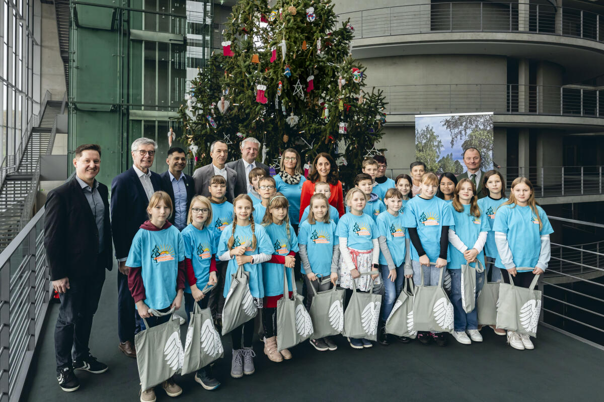 Bundestagsvizepräsidentin Aydan Özoğuz, SPD, MdB, empfängt einen Weihnachtsbaum vom Naturpark Niederlausitzer Heidelandschaft aus Brandenburg, stellvertretend für alle nationalen Naturlandschaften. Gruppenfoto. Özoğuz, Aydan Bundestagsvizepräsidentin Aydan Özoğuz, SPD, MdB, empfängt einen Weihnachtsbaum vom Naturpark Niederlausitzer Heidelandschaft aus Brandenburg, stellvertretend für alle nationalen Naturlandschaften. Gruppenfoto.