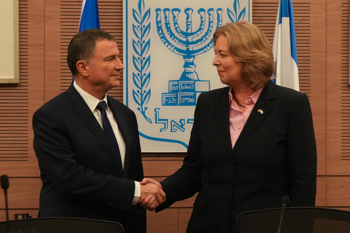 Bas, Bärbel Bundestagspräsidentin Bas und Bundespräsident Steinmeier reisen am 26. und 27. November 2023 gemeinsam nach Israel. Hier Bundestagspräsidentin Bärbel Bas (r), SPD, MdB, mit dem ehemaligen Knesset-Präsidenten und Vorsitzenden des Auswärtigen und Sicherheitsausschusses der Knesset Yuli Edelstein (l) in der israelischen Knesset.