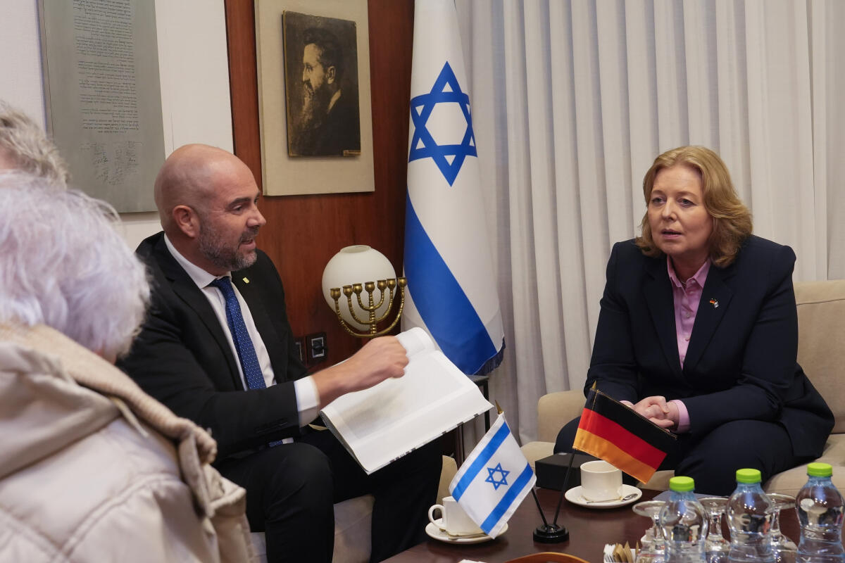 Bundestagspräsidentin Bas und Bundespräsident Steinmeier reisen am 26. und 27. November 2023 gemeinsam nach Israel. Hier Bundestagspräsidentin Bärbel Bas (r), SPD, MdB, mit dem Präsidenten der israelischen Knesset Amir Ohana (l) im Gespräch in der israelischen Knesset. Bas, Bärbel Bundestagspräsidentin Bas und Bundespräsident Steinmeier reisen am 26. und 27. November 2023 gemeinsam nach Israel. Hier Bundestagspräsidentin Bärbel Bas (r), SPD, MdB, mit dem Präsidenten der israelischen Knesset Amir Ohana (l) im Gespräch in der israelischen Knesset.