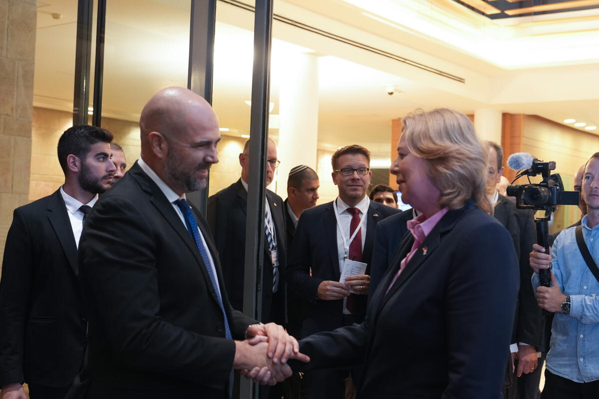 Bas, Bärbel Bundestagspräsidentin Bas und Bundespräsident Steinmeier reisen am 26. und 27. November 2023 gemeinsam nach Israel. Hier Bundestagspräsidentin Bärbel Bas (r), SPD, MdB, mit dem Präsidenten der israelischen Knesset Amir Ohana (2vl) bei der Begrüßung in der israelischen Knesset.