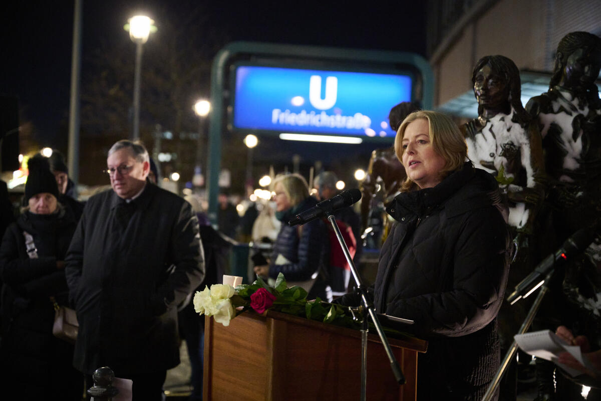Bas, Bärbel Gedenkveranstaltung anlässlich des 85. Jahrestags der ersten Kindertransporte am Denkmal an die Kindertransporte („Züge in das Leben, Züge in den Tod“), am Bahnhof Friedrichstraße. Hier Bundestagspräsidentin Bärbel Bas (r), SPD, MdB, während ihrer Rede.