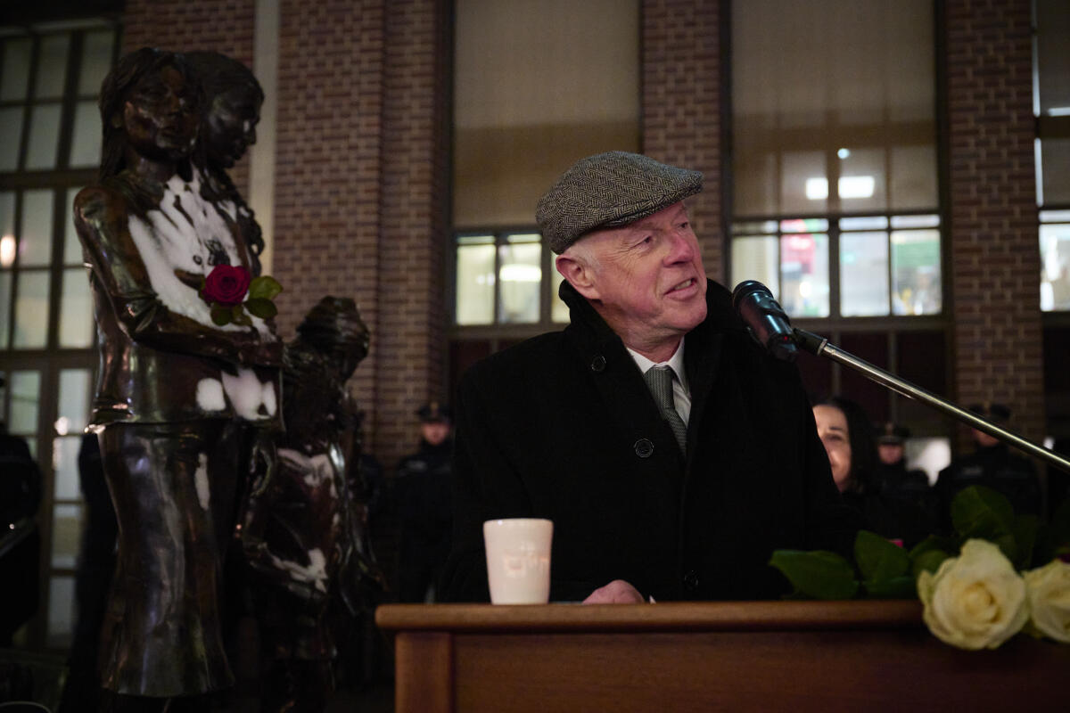 Gedenkveranstaltung anlässlich des 85. Jahrestags der ersten Kindertransporte am Denkmal an die Kindertransporte („Züge in das Leben, Züge in den Tod“), am Bahnhof Friedrichstraße. Hier Danny Kalman (im Bild), von der Association of Jewish Refugees in London, während seiner Rede. Gedenkveranstaltung anlässlich des 85. Jahrestags der ersten Kindertransporte am Denkmal an die Kindertransporte („Züge in das Leben, Züge in den Tod“), am Bahnhof Friedrichstraße. Hier Danny Kalman (im Bild), von der Association of Jewish Refugees in London, während seiner Rede.