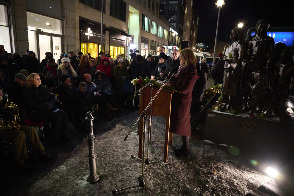 Gedenkveranstaltung anlässlich des 85. Jahrestags der ersten Kindertransporte am Denkmal an die Kindertransporte („Züge in das Leben, Züge in den Tod“), am Bahnhof Friedrichstraße. Hier die Britische Botschafterin in Deutschland, Gill Gallard (r) während ihrer Rede. Gedenkveranstaltung anlässlich des 85. Jahrestags der ersten Kindertransporte am Denkmal an die Kindertransporte („Züge in das Leben, Züge in den Tod“), am Bahnhof Friedrichstraße. Hier die Britische Botschafterin in Deutschland, Gill Gallard (r) während ihrer Rede.