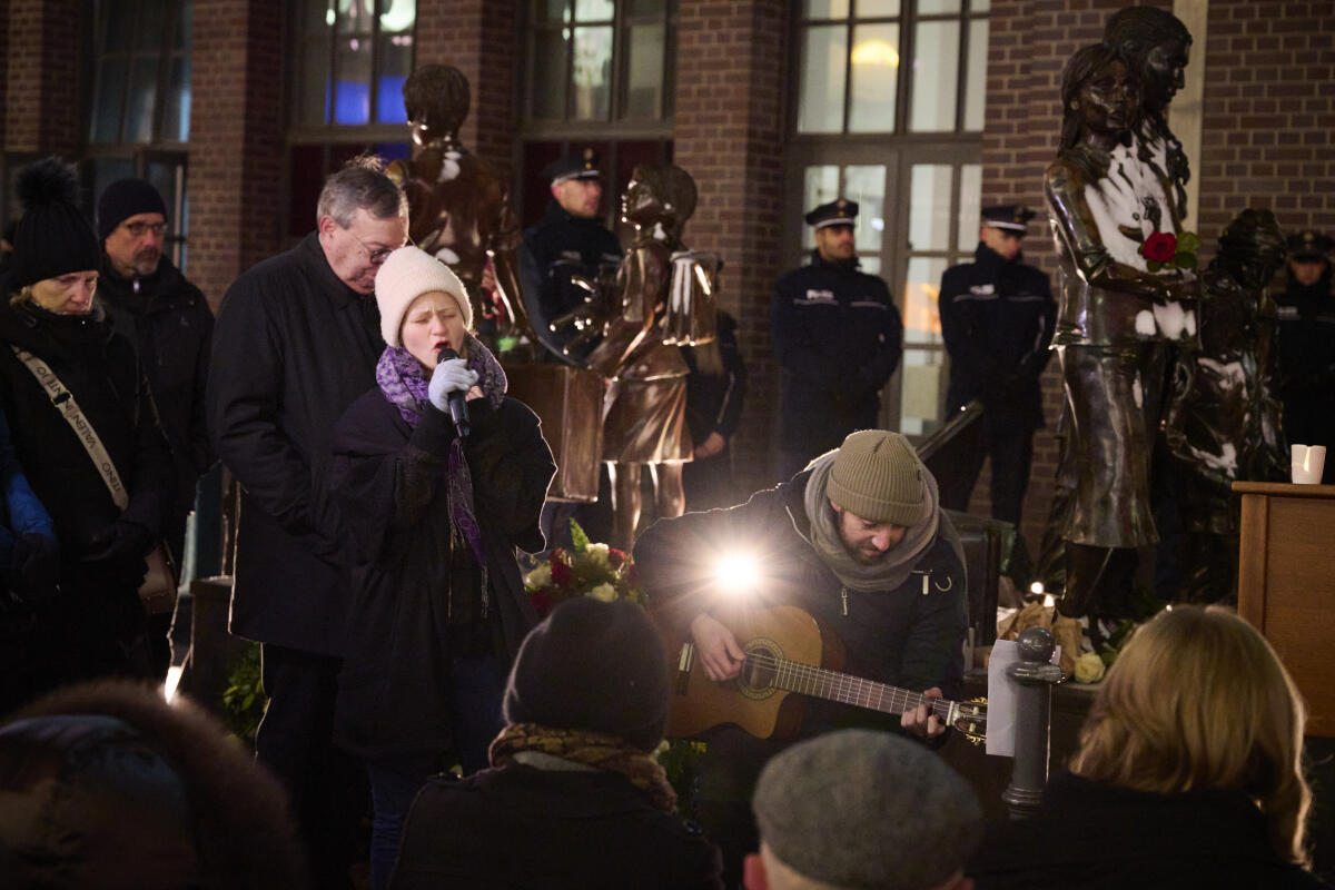Gedenkveranstaltung anlässlich des 85. Jahrestags der ersten Kindertransporte am Denkmal an die Kindertransporte („Züge in das Leben, Züge in den Tod“), am Bahnhof Friedrichstraße. Hier die musikalische Einlage vom Duo Migdal/Goldstein (im Bild). Gedenkveranstaltung anlässlich des 85. Jahrestags der ersten Kindertransporte am Denkmal an die Kindertransporte („Züge in das Leben, Züge in den Tod“), am Bahnhof Friedrichstraße. Hier die musikalische Einlage vom Duo Migdal/Goldstein (im Bild).