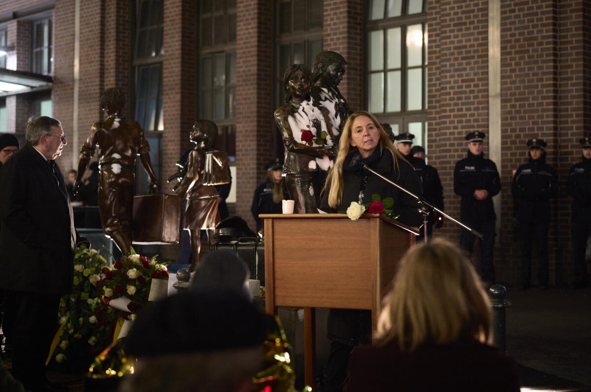 Gedenkveranstaltung anlässlich des 85. Jahrestags der ersten Kindertransporte am Denkmal an die Kindertransporte („Züge in das Leben, Züge in den Tod“), am Bahnhof Friedrichstraße. Hier die Polizeipräsidentin des Landes Berlin, Dr. Babara Slowik (im Bild), während ihrer Rede. Gedenkveranstaltung anlässlich des 85. Jahrestags der ersten Kindertransporte am Denkmal an die Kindertransporte („Züge in das Leben, Züge in den Tod“), am Bahnhof Friedrichstraße. Hier die Polizeipräsidentin des Landes Berlin, Dr. Babara Slowik (im Bild), während ihrer Rede.