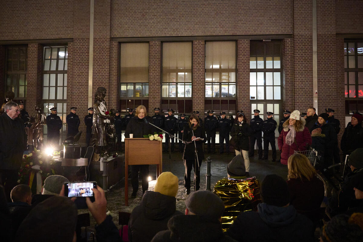 Gedenkveranstaltung anlässlich des 85. Jahrestags der ersten Kindertransporte am Denkmal an die Kindertransporte („Züge in das Leben, Züge in den Tod“), am Bahnhof Friedrichstraße. Hier Bundestagspräsidentin Bärbel Bas, SPD, MdB, während ihrer Rede.