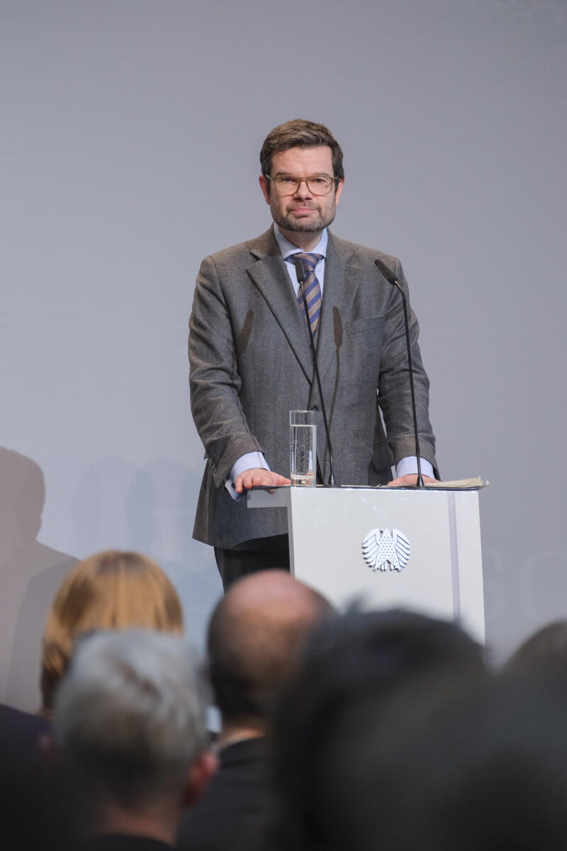 Buschmann, Marco Bundesminister der Justiz, Dr. Marco Buschmann, FDP, MdB, eröffnet die Ausstellung "gefährdet leben. Queere Menschen 1933-1945" in der Halle des Paul-Löbe-Hauses. 