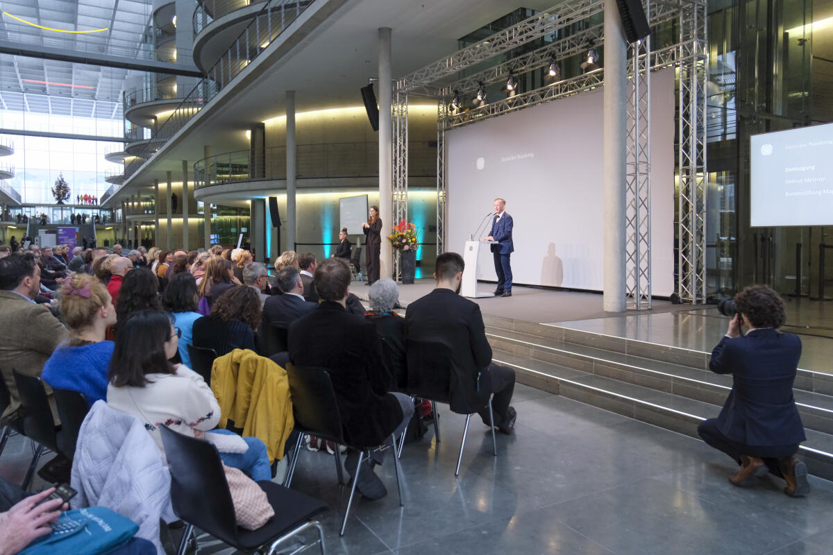 Vorstand der Bundesstiftung Magnus Hirschfeld, Helmut Metzner, eröffnet die Ausstellung „gefährdet leben. Queere Menschen 1933-1945“ in der Halle des Paul-Löbe-Hauses. Metzner, Helmut Vorstand der Bundesstiftung Magnus Hirschfeld, Helmut Metzner, eröffnet die Ausstellung „gefährdet leben. Queere Menschen 1933-1945“ in der Halle des Paul-Löbe-Hauses.