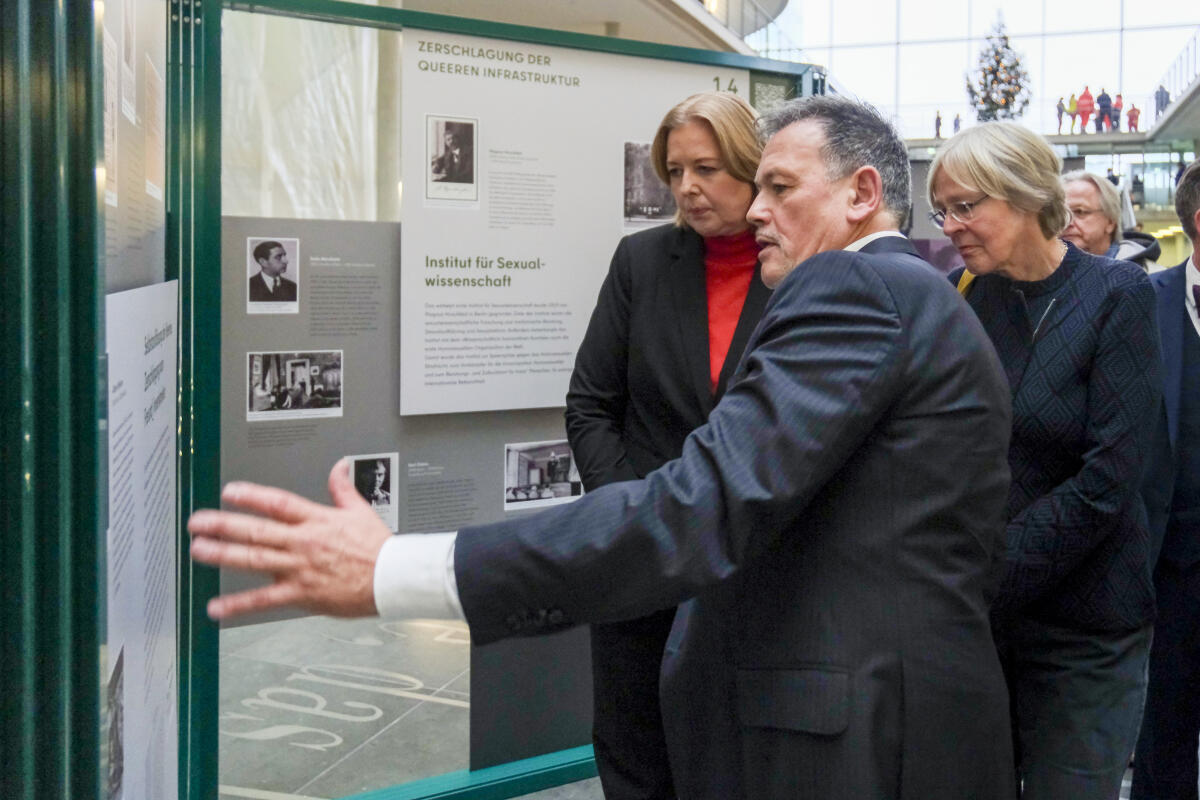 Die Kuratierenden der Bundesstiftung Magnus Hirschfeld, Dr. Insa Eschebach, (r.), und Karl-Heinz Steinle, (Mitte), führen die Präsidentin des Deutschen Bundestages, Bärbel Bas, SPD, MdB, (l), und ausgewählte Gäste im Rahmen der Eröffnung durch die Ausstellung „gefährdet leben. Queere Menschen 1933-1945“ in der Halle des Paul-Löbe-Hauses. Bas, Bärbel; Eschebach, Insa; Steinle, Karl-Heinz Die Kuratierenden der Bundesstiftung Magnus Hirschfeld, Dr. Insa Eschebach, (r.), und Karl-Heinz Steinle, (Mitte), führen die Präsidentin des Deutschen Bundestages, Bärbel Bas, SPD, MdB, (l), und ausgewählte Gäste im Rahmen der Eröffnung durch die Ausstellung „gefährdet leben. Queere Menschen 1933-1945“ in der Halle des Paul-Löbe-Hauses.