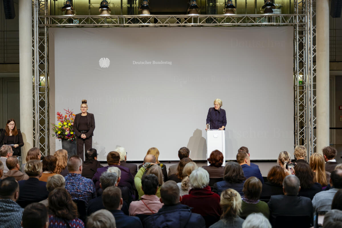 Kuratorin, Dr. Insa Eschebach, eröffnet die Ausstellung „gefährdet leben. Queere Menschen 1933-1945“ in der Halle des Paul-Löbe-Hauses. Eschebach, Insa Kuratorin, Dr. Insa Eschebach, eröffnet die Ausstellung „gefährdet leben. Queere Menschen 1933-1945“ in der Halle des Paul-Löbe-Hauses.