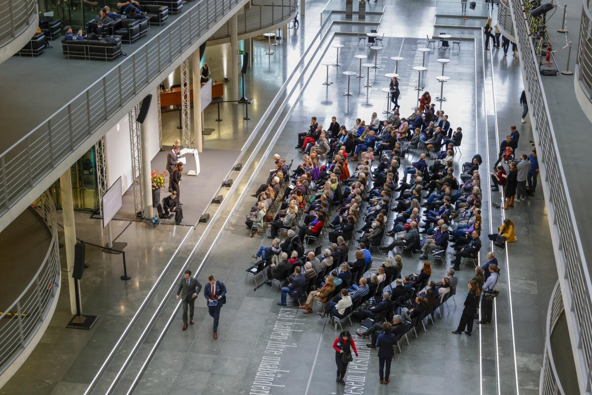 Schauspielerin Petra Goldkuhle, und Schauspieler Stephan Szász lesen aus Liebesbriefen, Abschiedsbriefen und Denunziationen zur Eröffnung der Ausstellung „gefährdet leben. Queere Menschen 1933-1945“ in der Halle des Paul-Löbe-Hauses. Szasz, Stephan; Goldkuhle, Petra Schauspielerin Petra Goldkuhle, und Schauspieler Stephan Szász lesen aus Liebesbriefen, Abschiedsbriefen und Denunziationen zur Eröffnung der Ausstellung „gefährdet leben. Queere Menschen 1933-1945“ in der Halle des Paul-Löbe-Hauses.
