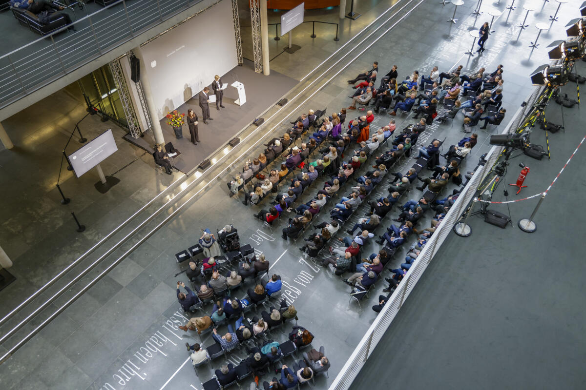 Schauspielerin Petra Goldkuhle, und Schauspieler Stephan Szász lesen aus Liebesbriefen, Abschiedsbriefen und Denunziationen zur Eröffnung der Ausstellung „gefährdet leben. Queere Menschen 1933-1945“ in der Halle des Paul-Löbe-Hauses. Szasz, Stephan; Goldkuhle, Petra Schauspielerin Petra Goldkuhle, und Schauspieler Stephan Szász lesen aus Liebesbriefen, Abschiedsbriefen und Denunziationen zur Eröffnung der Ausstellung „gefährdet leben. Queere Menschen 1933-1945“ in der Halle des Paul-Löbe-Hauses.