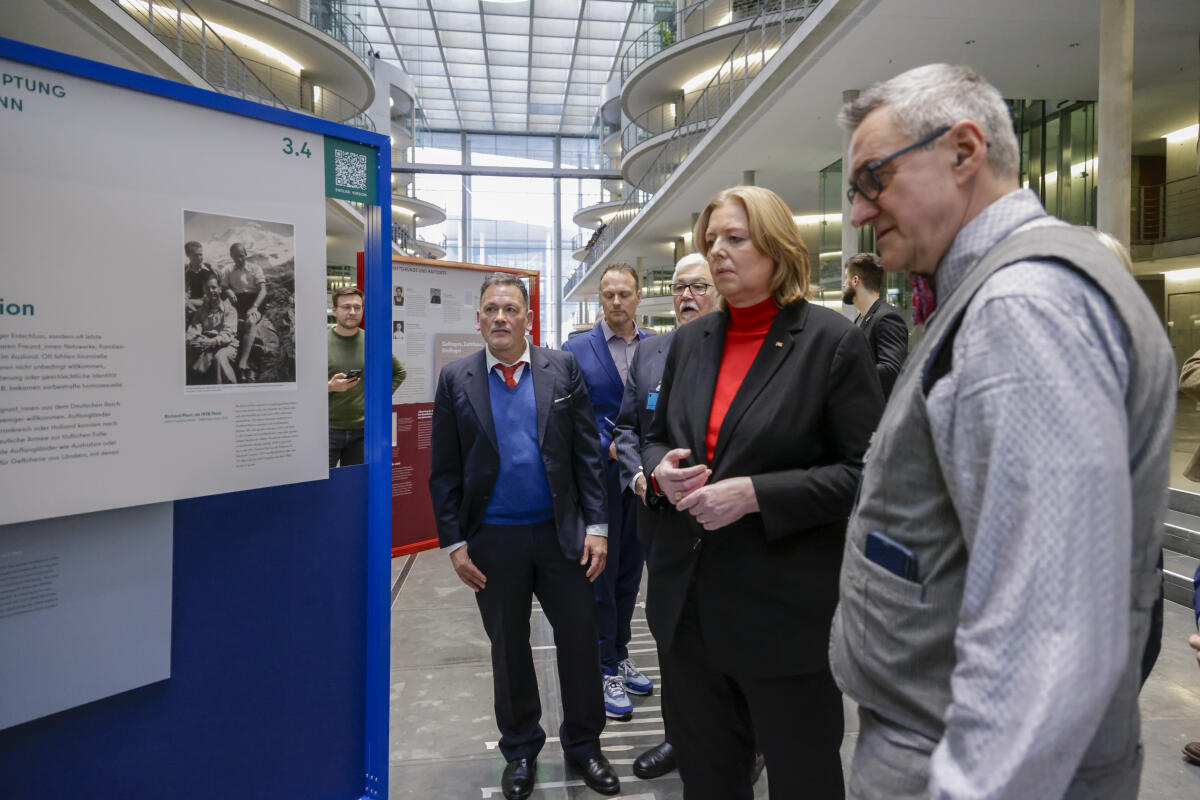 Die Kuratierenden der Bundesstiftung Magnus Hirschfeld, Dr. Insa Eschebach, (2.v.l.), Andreas Pretzel, (r.) und Karl-Heinz Steinle, (l), führen die Präsidentin des Deutschen Bundestages, Bärbel Bas, SPD, MdB, und ausgewählte Gäste im Rahmen der Eröffnung durch die Ausstellung „gefährdet leben. Queere Menschen 1933-1945“ in der Halle des Paul-Löbe-Hauses. Bas, Bärbel; Steinle, Karl-Heinz; Petzel, Andreas; Eschebach, Insa Die Kuratierenden der Bundesstiftung Magnus Hirschfeld, Dr. Insa Eschebach, (2.v.l.), Andreas Pretzel, (r.) und Karl-Heinz Steinle, (l), führen die Präsidentin des Deutschen Bundestages, Bärbel Bas, SPD, MdB, und ausgewählte Gäste im Rahmen der Eröffnung durch die Ausstellung „gefährdet leben. Queere Menschen 1933-1945“ in der Halle des Paul-Löbe-Hauses.