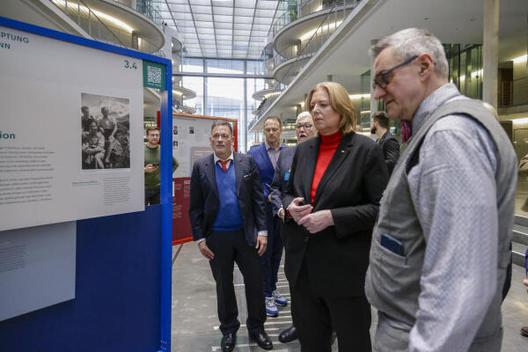 Bas, Bärbel; Steinle, Karl-Heinz; Petzel, Andreas; Eschebach, Insa Paul-Löbe-Haus, Innenansicht