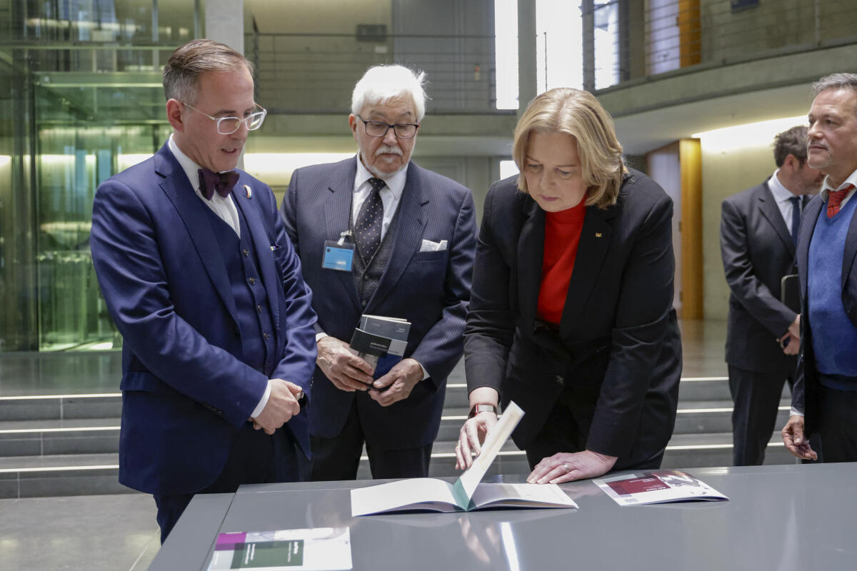 Eröffnung der Ausstellung "gefährdet leben. Queere Menschen 1933-1945" in der Halle des Paul-Löbe-Hauses. Präsidentin des Deutschen Bundestages, Bärbel Bas, SPD, MdB, wird von Kurator der Ausstellung bei der Bundesstiftung Magnus Hirschfeld (BMH), Karl-Heinz Steinle, Zeitzeuge, Klaus Schirdewahn, (Mitte), und Vorstand BMH, Helmut Metzner, (links) durch die Ausstellung geführt. Bas, Bärbel; Steinle, Karl-Heinz; Schirdewahn, Klaus; Metzner, Helmut Eröffnung der Ausstellung "gefährdet leben. Queere Menschen 1933-1945" in der Halle des Paul-Löbe-Hauses. Präsidentin des Deutschen Bundestages, Bärbel Bas, SPD, MdB, wird von Kurator der Ausstellung bei der Bundesstiftung Magnus Hirschfeld (BMH), Karl-Heinz Steinle, Zeitzeuge, Klaus Schirdewahn, (Mitte), und Vorstand BMH, Helmut Metzner, (links) durch die Ausstellung geführt.
