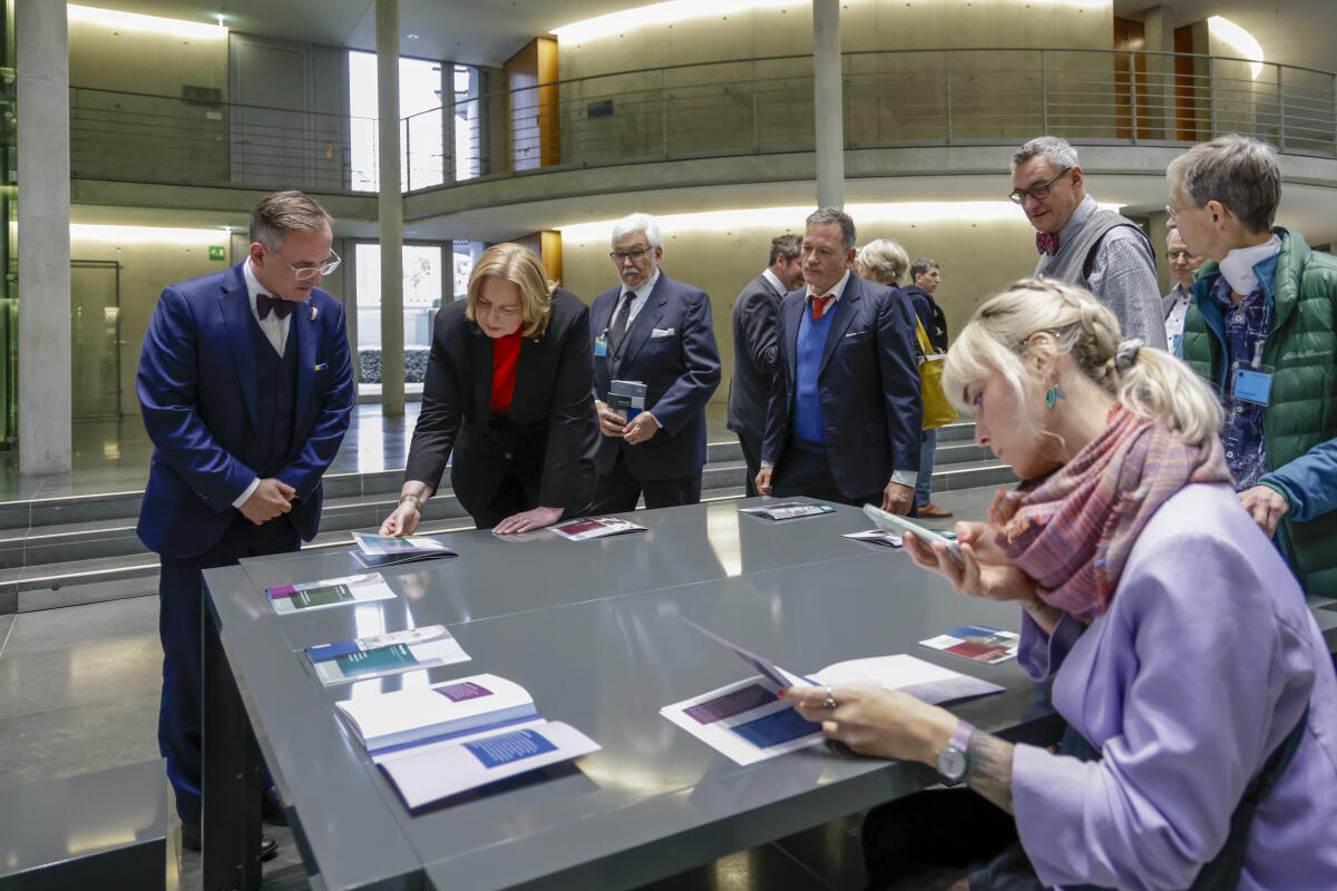 Eröffnung der Ausstellung "gefährdet leben. Queere Menschen 1933-1945" in der Halle des Paul-Löbe-Hauses. Präsidentin des Deutschen Bundestages, Bärbel Bas, SPD, MdB, wird von Kurator der Ausstellung bei der Bundesstiftung Magnus Hirschfeld (BMH), Karl-Heinz Steinle, Zeitzeuge, Klaus Schirdewahn, (Mitte), und Vorstand BMH, Helmut Metzner, (links) durch die Ausstellung geführt. Bas, Bärbel; Steinle, Karl-Heinz; Schirdewahn, Klaus; Metzner, Helmut Eröffnung der Ausstellung "gefährdet leben. Queere Menschen 1933-1945" in der Halle des Paul-Löbe-Hauses. Präsidentin des Deutschen Bundestages, Bärbel Bas, SPD, MdB, wird von Kurator der Ausstellung bei der Bundesstiftung Magnus Hirschfeld (BMH), Karl-Heinz Steinle, Zeitzeuge, Klaus Schirdewahn, (Mitte), und Vorstand BMH, Helmut Metzner, (links) durch die Ausstellung geführt.